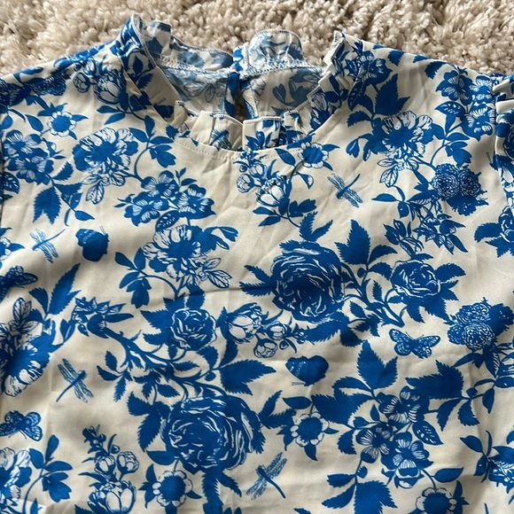NWOT Floral Blue and White Women's Top - Picture 6 of 8